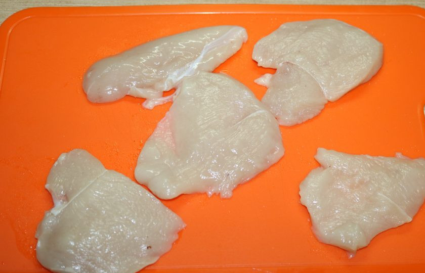 1. Этап. Мясо, запечённое гармошкой: Куриную грудку нарежьте тонкими слайсами.