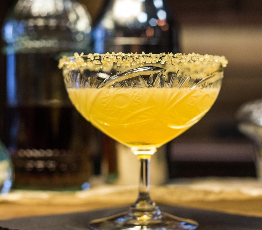 1. Этап. Коктейль Сайд кар: 3. Несколько раз хорошо встряхните шейкер. Вылейте полученный коктейль через отверстия стрейнера. Подают коктейль 