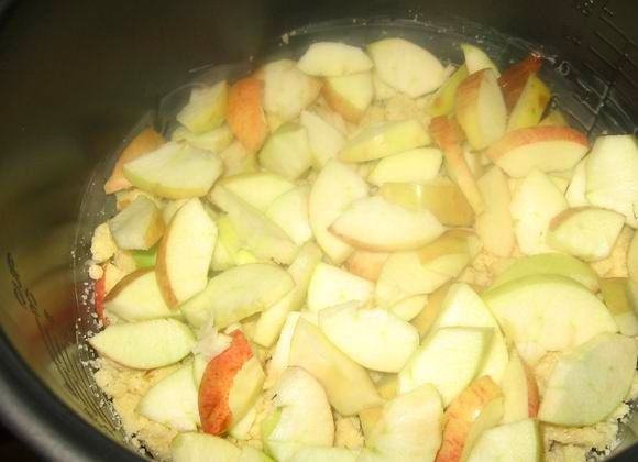 1. Этап. Песочный пирог в мультиварке: Опять яблоки.