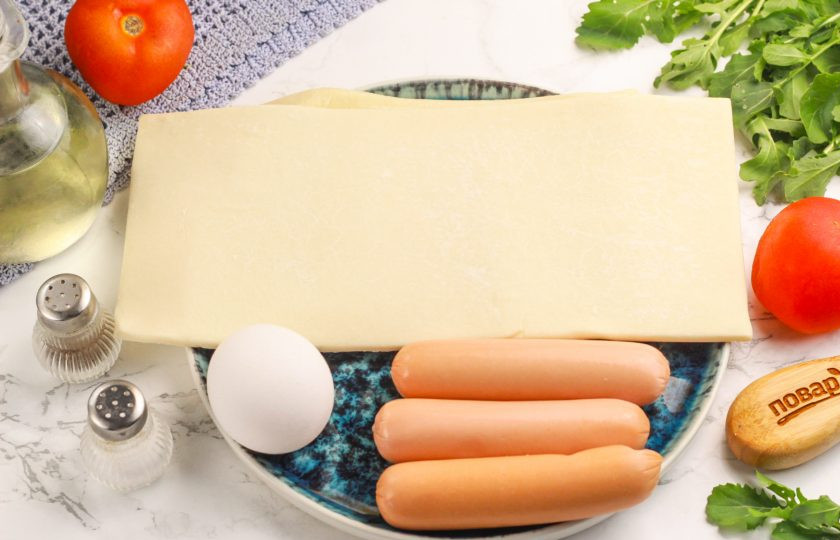 1. Этап. Сосиски в тесте в аэрогриле: Подготовьте указанные продукты. Сосиски выбирайте тонкие по своему вкусу.