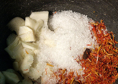 1. Этап. Курица с грецкими орехами: 3. В ступке давим чеснок с солью, перцем и приправами.