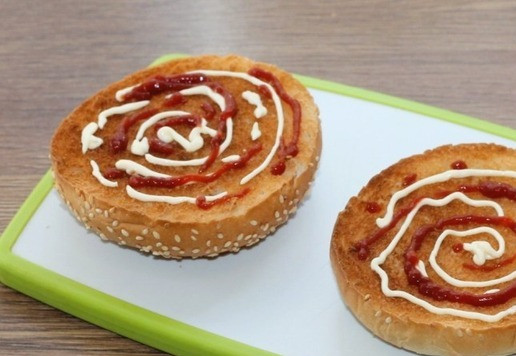 1. Этап. Дружбургер с котлетой и сыром: 6. Смазать разрез булочки томатным кетчупом и майонезом.