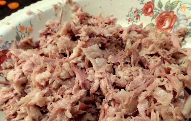 1. Этап. Холодец из куриных крылышек: Мясо измельчаем.