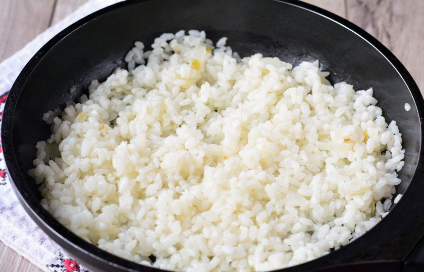 1. Этап. Рис с рыбными консервами: Рис стал мягким и впитал всю воду, продолжайте готовить блюдо.