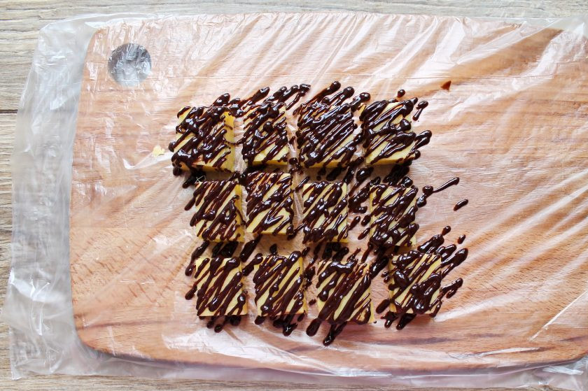 1. Этап. Конфеты с манго: Или покройте конфеты шоколадом из корнетика в виде полосок.