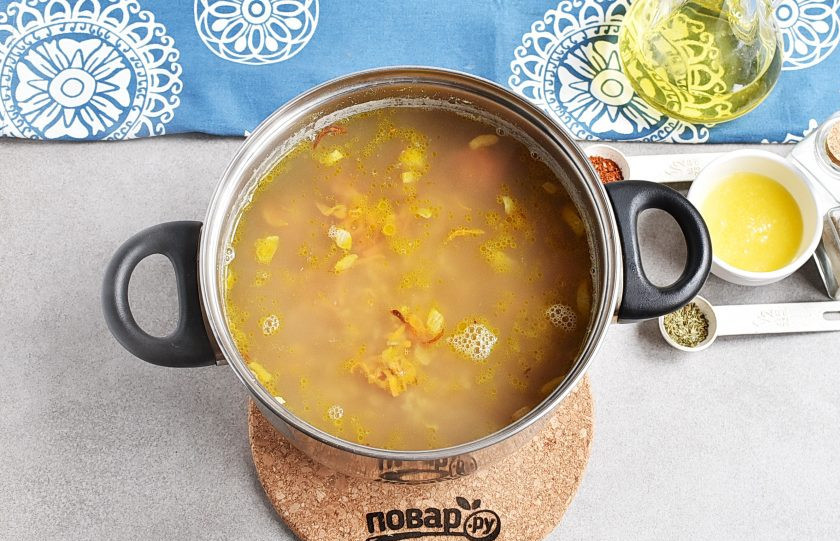 1. Этап. Суп из чечевицы по-турецки: Выложите овощи в кастрюлю с чечевицей. Дайте закипеть и отключите нагрев. Дайте постоять под крышкой минут 5.