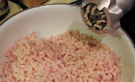 1. Этап. Блины с индейкой: 1. Индейку вымойте, обсушите и пропустите через мясорубку.