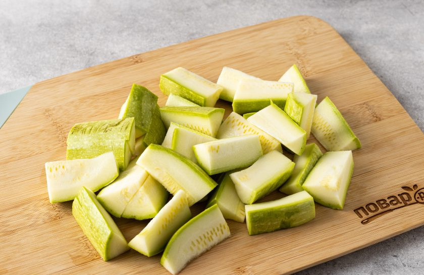 1. Этап. Кабачок маринованный в соевом соусе на зиму: Кабачок помойте, нарежьте брусочками. Посолите, перемешайте и оставьте на 1 час в глубокой миске.