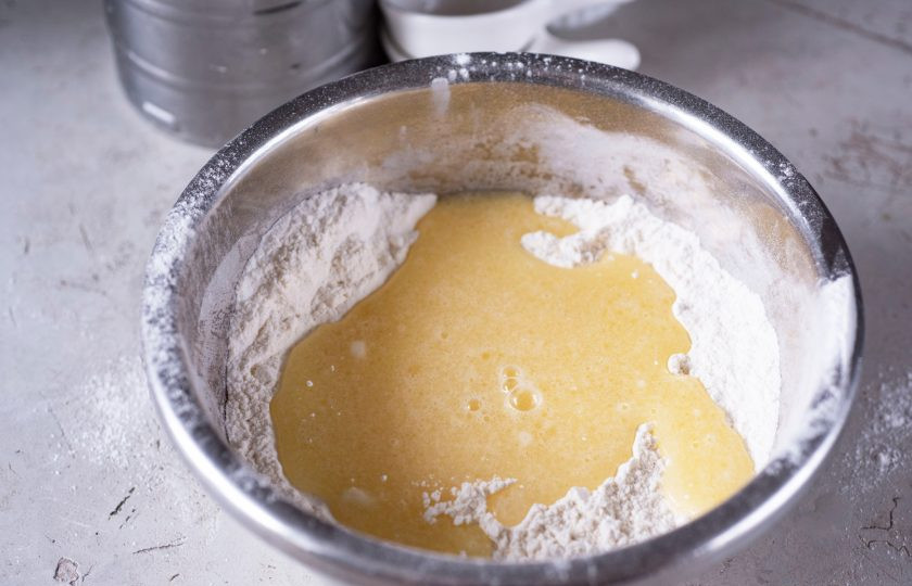 1. Этап. Сухое печенье: В сухую смесь залейте жидкую смесь, перемешайте.