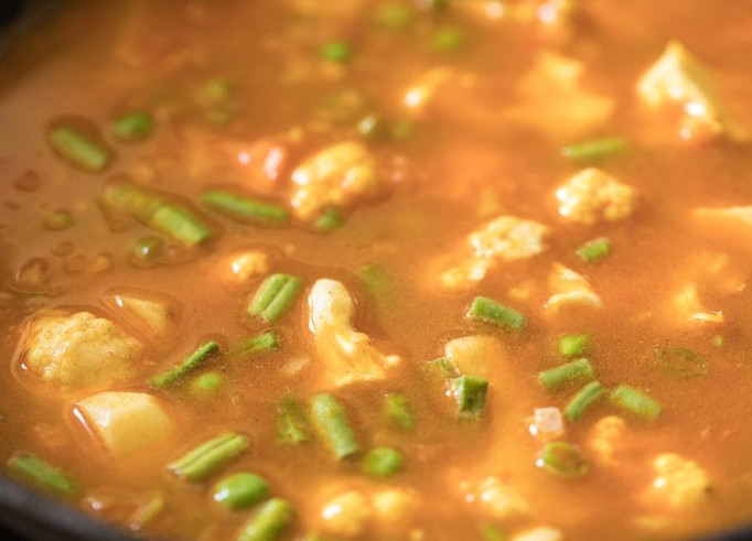 1. Этап. Тушеный микс овощей: 6. Влейте воду и доведите до кипения. После уменьшите огонь и оставьте тушиться минут на 20 (время зависит от того, какие именно овощи вы выбрали).