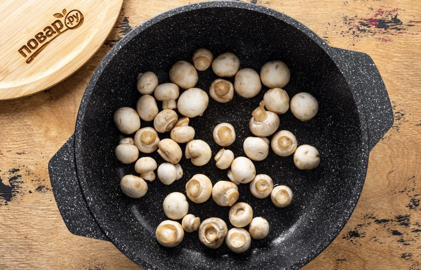 1. Этап. Грибы по-гречески: Грибы помойте, обсушите. Крупные шампиньоны разрежьте на 2-4 части. Обжарьте с растительным маслом в сковороде до золотистого цвета.