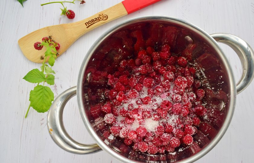 1. Этап. Малиновая смоква: 2. Малину поместите в кастрюльку с толстым дном, засыпьте сахаром. Дайте постоять, чтобы ягода пустила сок.