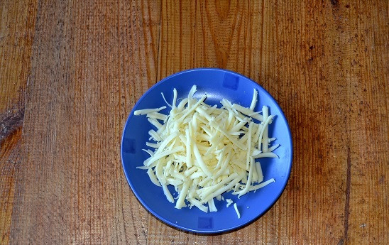 1. Этап. Пшенная каша с сыром: Сыр натрите на крупной или средней терке.