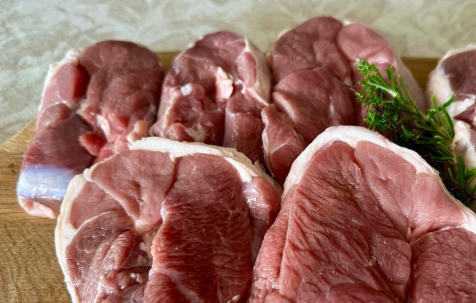 1. Этап. Баранина жареная «на» и «в» решетке: Хоть прямо сырой можно есть. Никакого даже намёка на посторонние ароматы от этого мяса нет и в помине. Упругое, нежное, в общем, замечательное мясо сегодня досталось.