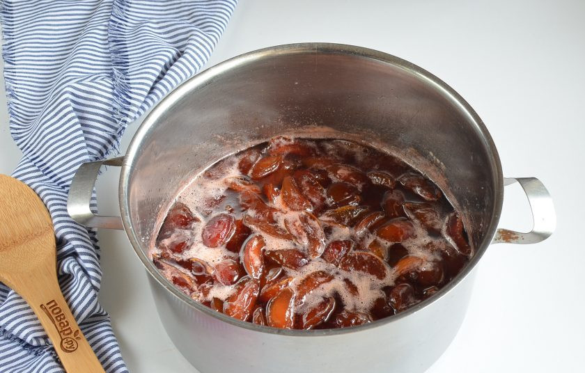 1. Этап. Сливовое варенье без косточек: Доведите его снова до кипения, варите 5 минут.