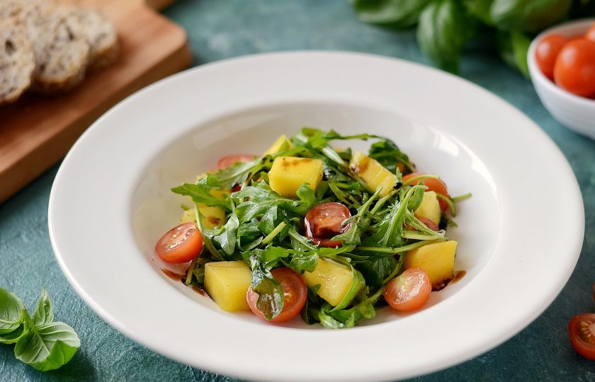 1. Этап. Салат с манго и рукколой: Перед подачей полейте салат бальзамическим уксусом. Салат с манго и рукколой готов, приятного вам аппетита!