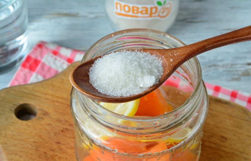 1. Этап. Компот из тыквы с лимоном: В банку выложите тыкву, лимон и всыпьте сахар.