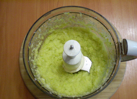 1. Этап. Кабачковая икра без обжарки: Измельчите их удобным для вас способом, можно воспользоваться мясорубкой, блендером или теркой.