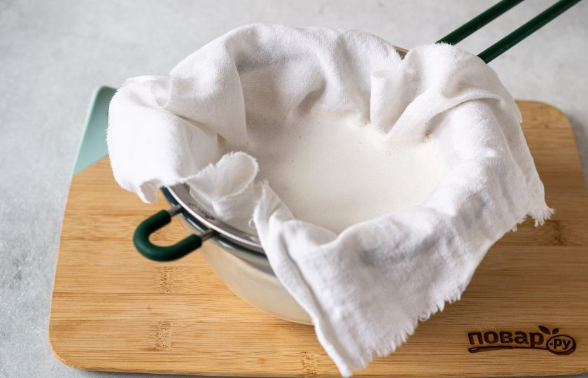 1. Этап. Миндальный тофу: Затем процедите через сито и хлопковую ткань. Хорошо отожмите.