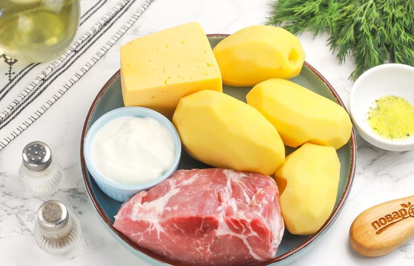 1. Этап. Мясо по-французски в аэрогриле: Подготовьте указанные продукты. Очистите картофель от кожуры и промойте в воде. Если решите добавить луковицу, то ее тоже очистите и промойте. Мясо промойте, срежьте жилы и пленки, подсушите бумажными салфетками.