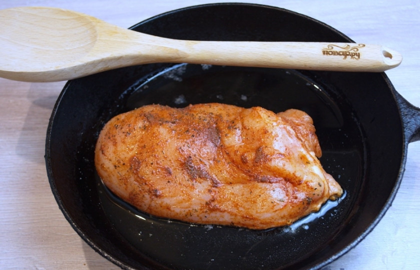 1. Этап. Курица под апельсиновым соусом: Куриное филе натрите специями и солью со всех сторон. Разогрейте сковороду. На растительном масле обжарьте куриное филе целиком с двух сторон (под крышкой).
