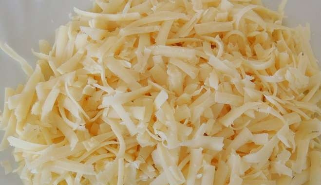 1. Этап. Жульен грибной со сметаной: Отдельно натрите твёрдый сыр на крупной тёрке.