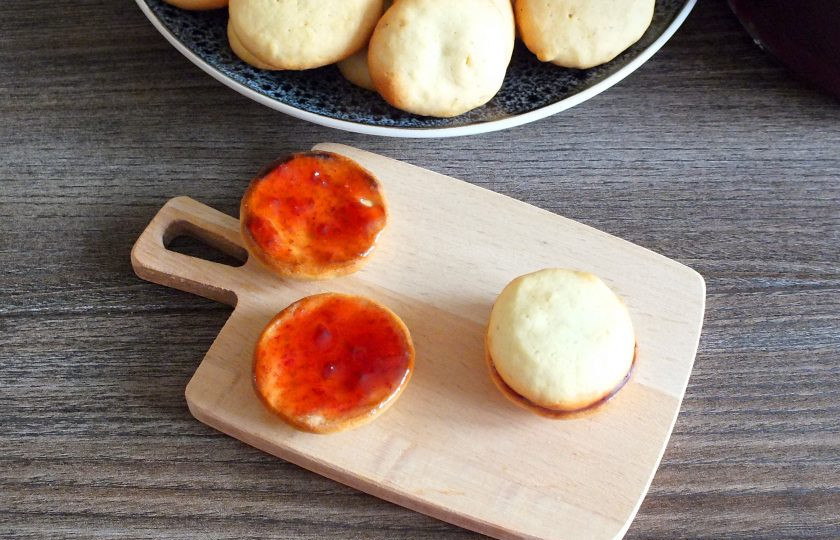 1. Этап. Печенье Айгуль: Остывшие заготовки смажьте тонким слоем повидла и соедините попарно.