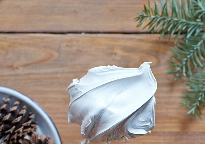 1. Этап. Печенье из миндаля: 2. В отдельной миске взбейте куриные белки до образования мягких пиков, затем добавьте сахарную пудру и лимонный сок, взбейте до жестких пиков. Отложите примерно 0,5 стакана в сторону.