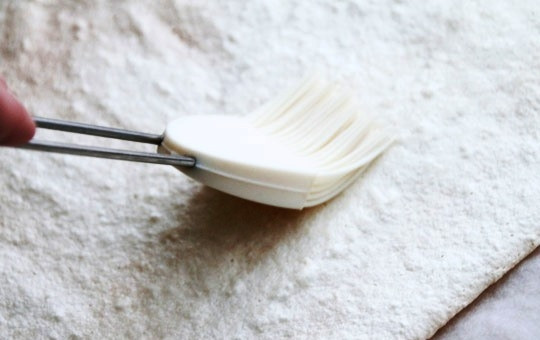 1. Этап. Кокосово-клубничное пирожное: Теперь клубничное суфле равномерно распределяем по готовому коржу.