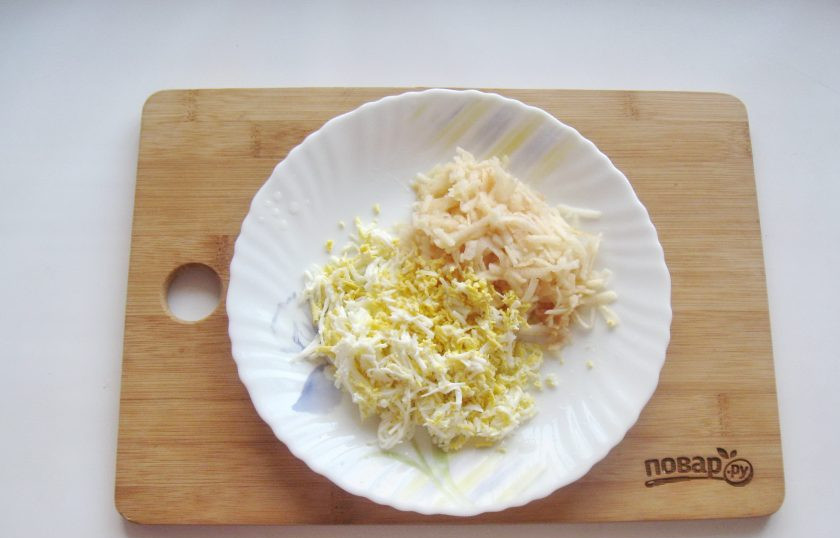 1. Этап. Салат Генеральский с редькой: Яблоко помойте, очистите и натрите на терке. Полейте лимонным соком, чтобы яблоко не потемнело. Яйца сварите вкрутую, охладите, очистите и также натрите на терке.