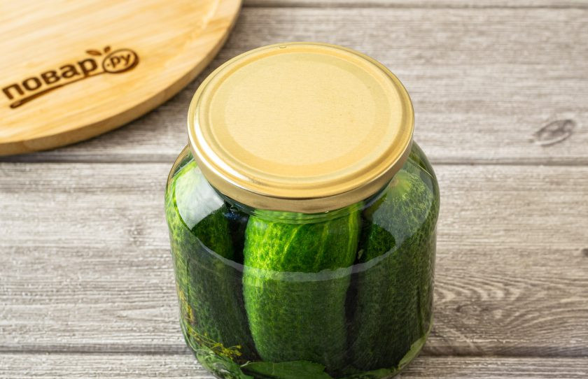 1. Этап. Маринованные огурцы с уксусом: Влейте в банку горячую воду. Накройте крышкой. Оставьте на 12-15 минут.