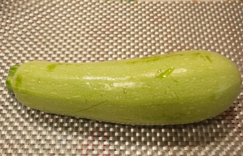 1. Этап. Оладушки из кабачка: Кабачок молодой вымыть. Срезать попки. Из такого кабачка выйдет где-то около 10-15 оладушек. Если готовите на большее количество людей, берите большой кабачок. Если кабачок старый - удалите шкурку и семена.