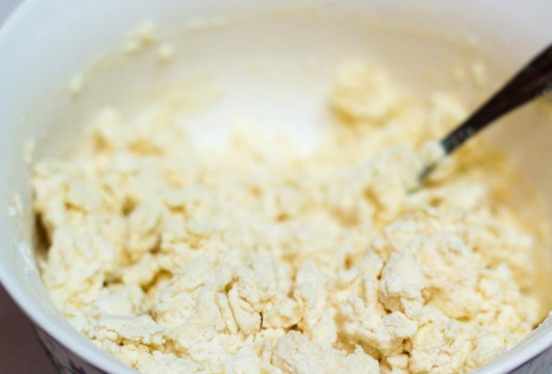 1. Этап. Творожное печенье Ушки: Просейте в миску с творогом муку и разрыхлитель.