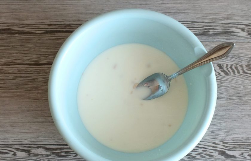 1. Этап. Пирог с пикшей: Приготовьте тесто. В чаше смешайте теплое молоко, дрожжи, соль, сахар. Оставьте на 20 минут.