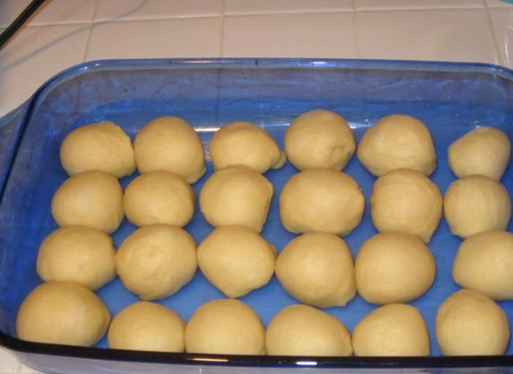 1. Этап. Пышное тесто для пирожков на молоке: Итак, из такого количества ингредиентов у меня получается 24 шарика. На этом этапе в пирожки можно добавлять начинку.