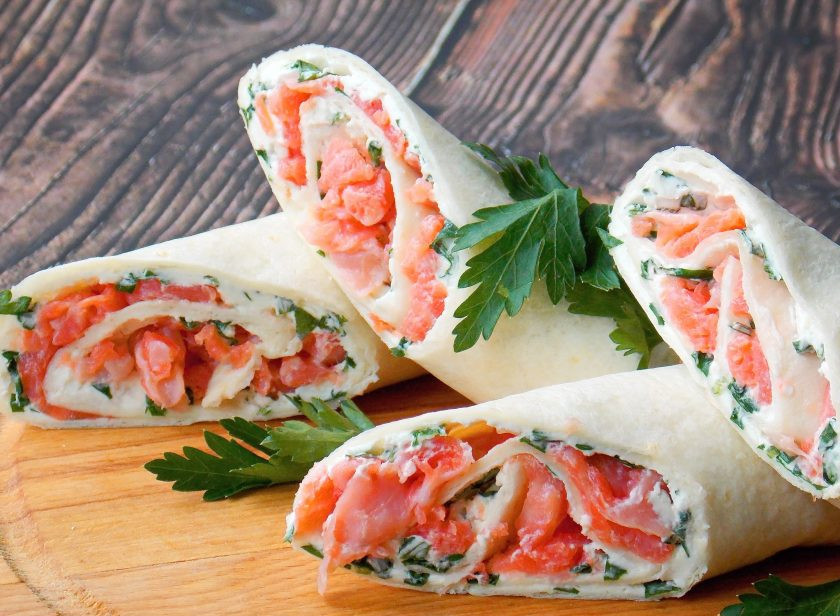 1. Этап. Тортильи с красной рыбой: Наши тортильи готовы. Извлеките из холодильника, разверните, разрежьте и подавайте к столу. Приятного аппетита!