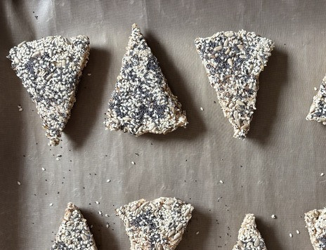 1. Этап. Гречневые уголки: Уголки разложить на противень, застеленный бумагой для выпечки, переворачивая семенами наверх. Я, снимая булочки, обмакивала и другую сторону, дабы собрать все возможные семена.