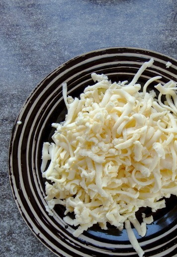 1. Этап. Шаурма-бурито из индейки на гриле: Сыр натереть на крупной тёрке.