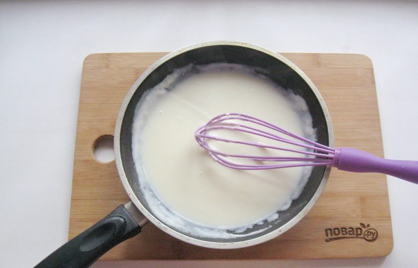 1. Этап. Белый соус: Постоянно перемешивая, доведите соус до кремовой консистенции.