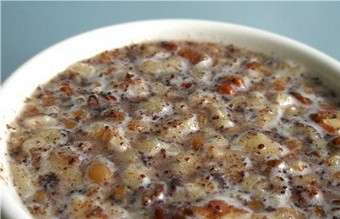 1. Этап. Кутья с молоком: После того как пшеница остыла, добавьте в нее мед. Затем необходимо тщательно все перемешать, сложить в блюдо и присыпать сахарной пудрой. Украсить можно конфетами, нарезанными фруктами или же ягодами. Подавать можно вечером, на полдник или ужин.