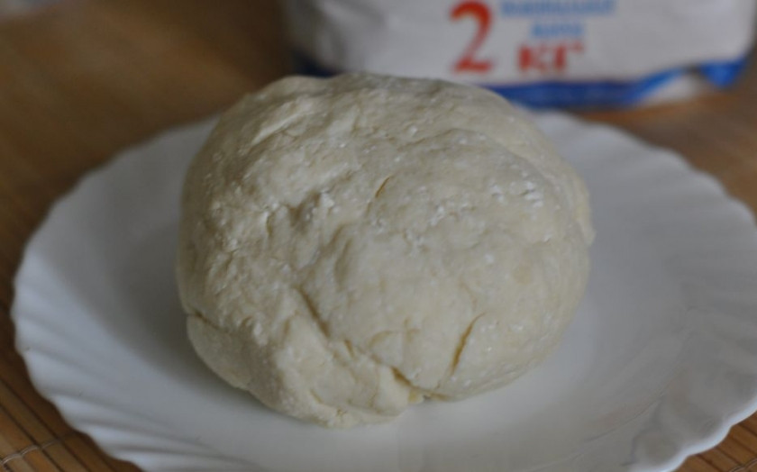 1. Этап. Низкокалорийное творожное тесто: Замесите тесто: творог обязательно перетрите через сито, добавьте ванилин, яйцо, перемешайте. В муку добавьте разрыхлитель. Постепенно добавьте ее к творогу. Муки может уйти меньше или больше, смотрите по консистенции теста, оно должно быть мягким и к рукам не липнуть.