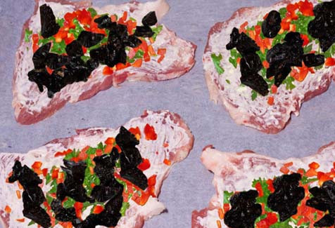 1. Этап. Мясные рулетики с черносливом: Отбитые кусочки мяса смазываем майонезом, равномерно распределяем начинку: рубленный чеснок, зелень петрушки, болгарский перец и чернослив. Мясо сворачиваем рулетом и закалываем зубочисткой.