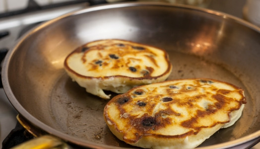 1. Этап. Оладьи с черникой: Готовые оладьи можете полить мёдом, кленовым сиропом или просто подать с вареньем. Я люблю традиционно, со сметаной,)