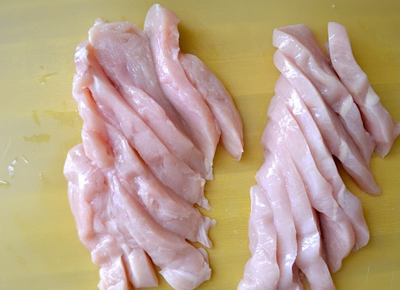 1. Этап. Курица в майонезном соусе: 3. Куриные грудки вымыть и просушить. Нарезать небольшими кубиками или длинными полосочками (в зависимости от того, как именно будет готовиться филе).