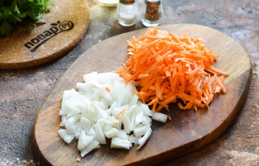 1. Этап. Болгарский перец фаршированный куриной печенью: Очистите лук и морковь, овощи вымойте и просушите. Нарежьте лук небольшими кубиками, морковь натрите на средней терке.