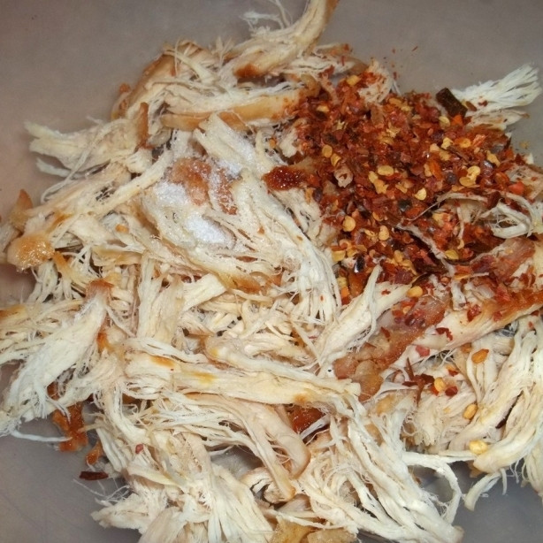 1. Этап. Куриный салат с гранатом: Обжаренную курицу разобрать на волокна, положить в миску, засыпать специями.