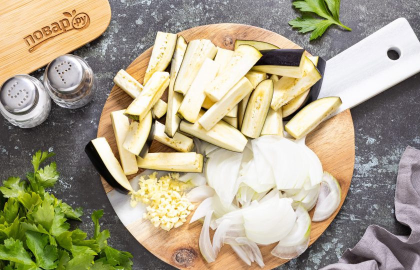 1. Этап. Баклажаны по-сычуаньски: Баклажан помойте, обсушите. Нарежьте ломтиками среднего размера. Репчатый лук нарежьте полукольцами, а корень имбиря и чеснок мелко порубите.