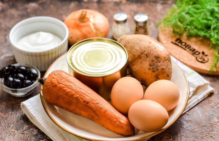 1. Этап. Салат Мимоза на Новый год Быка 2021: Подготовьте все необходимые ингредиенты. Картофель, морковь и яйца заранее отварите.