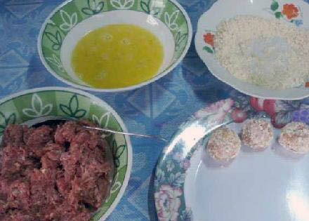 1. Этап. Такос Хэллоуин: Приправить говядину солью, перцем, чесноком и луком. Перемешиваем. Лепим мясные шарики. Окунаем их во взбитое яйцо. Смешайте хлебные крошки и кукурузный крахмал. Раскатайте мясные шарики в крошках.