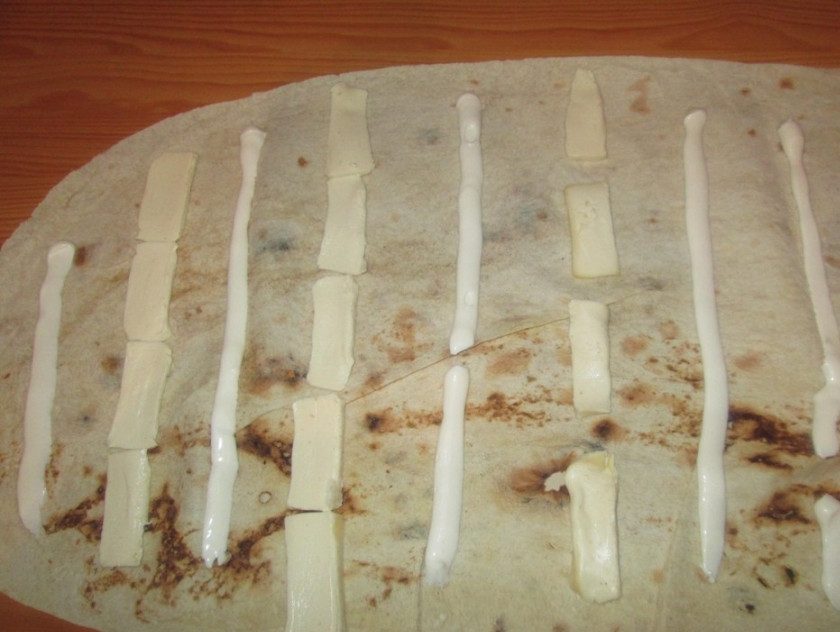 1. Этап. Рулеты из лаваша с плавленым сыром: 1. Я люблю начинять лаваш всякими вкусностями, но больше всего люблю рулеты из лаваша с плавленым сыром, крабовыми палочками и яйцом. Для этого нам понадобится армянский лаваш. Разворачиваем его и первым слоем будем выкладывать нарезанный на части плавленый сыр и майонез.